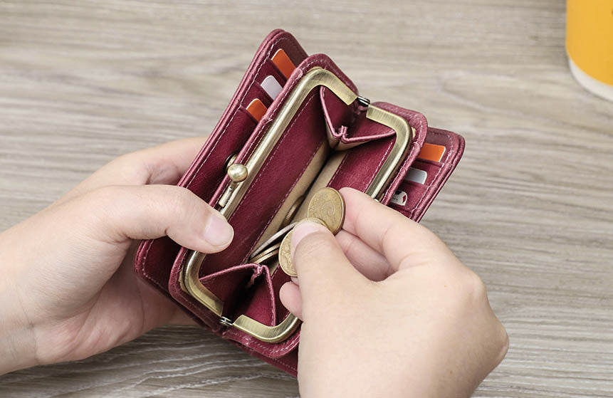 The Celora™ Edge Leather Wallet – Compact and Secure